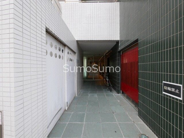 物件外観写真2　(落ち着いたエントランスです)