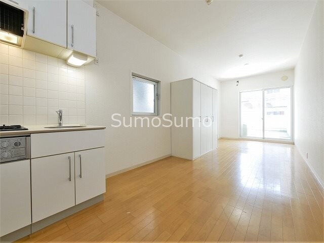 物件内観写真4　(こちらの居間で趣味の時間をお楽しみください)