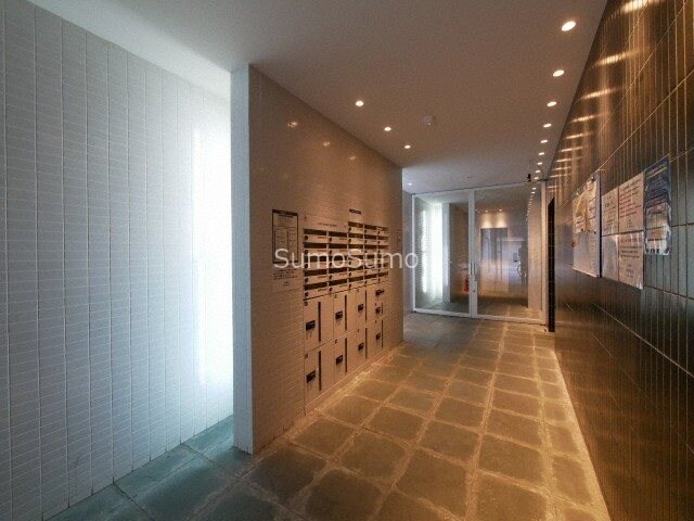 物件外観写真3　(清潔なロビーです)