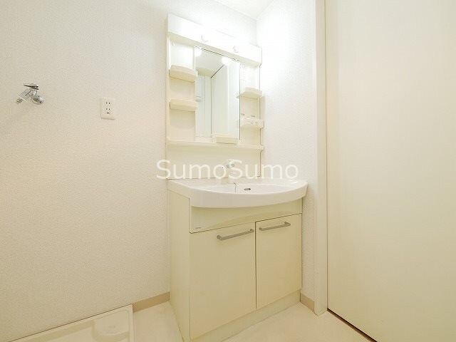 物件内観写真8　(明るい洗面所です)