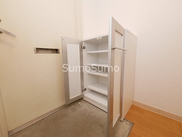 物件内観写真10　(大きなスペースがあり、収納には困りません)