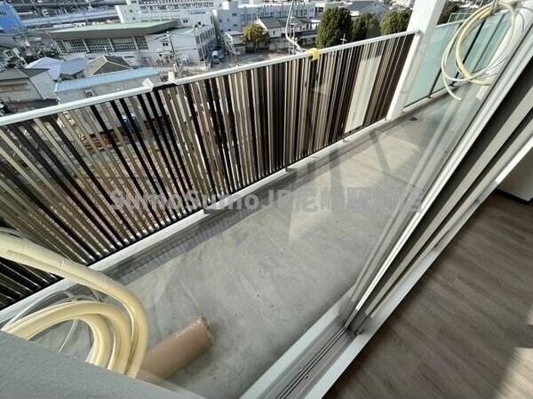 物件内観写真9　(開放的で明るい空間を演出してくれるバルコニーです)