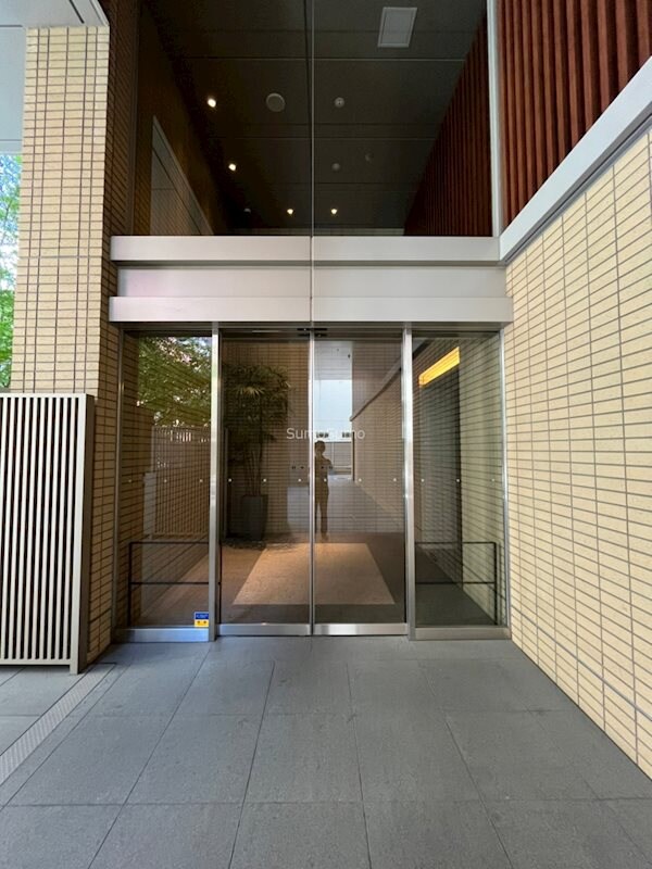 物件外観写真2　(清潔なエントランスです)