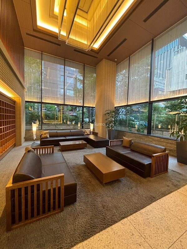 物件外観写真3　(清潔なロビーです)