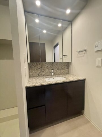 物件内観写真10　(明るい洗面所です)