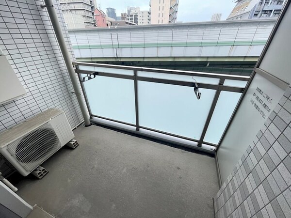 バルコニー(暖かな日差しのふりそそぐバルコニー)