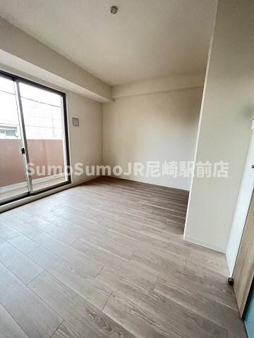 物件内観写真10　(こちらの居間で趣味の時間をお楽しみください)