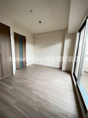 物件内観写真12　(落ち着いた色調の寝室です)