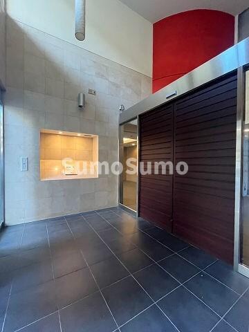 物件外観写真2　(ゆとりのあるエントランスです)