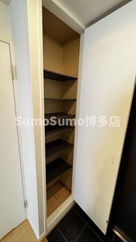 物件内観写真4　(ゆったりとした玄関です)