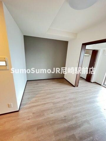 物件内観写真13　(広くて明るい寝室)