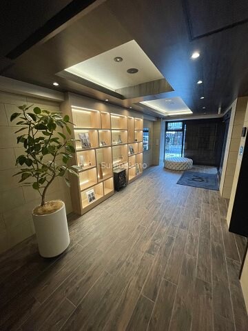 物件外観写真3　(落ち着いたロビーです)