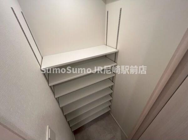 物件内観写真9　(小物を収納するのに便利です)