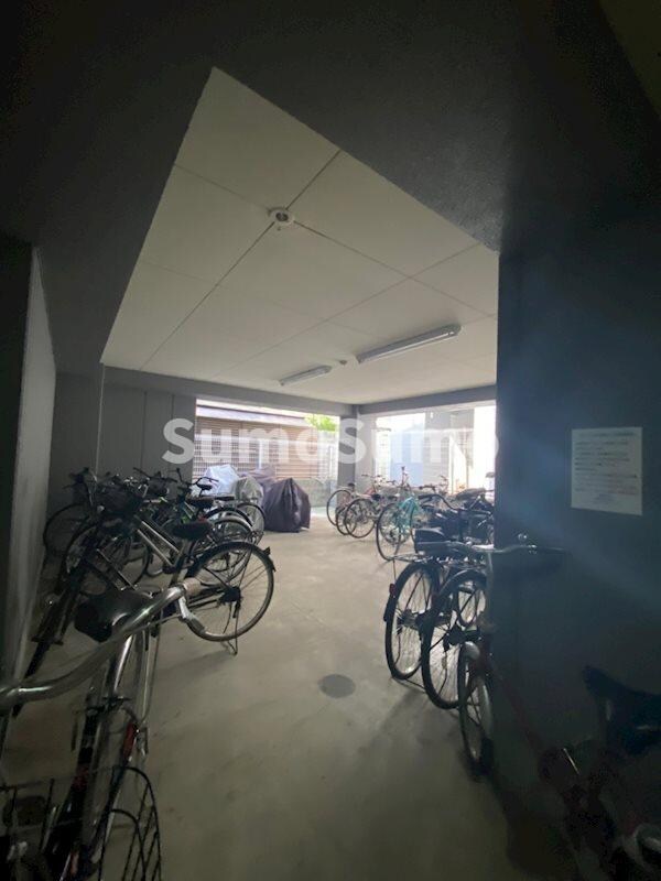 物件外観写真4　(駐車場があるので、車を買う予定の方も安心です)