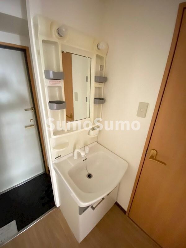 物件内観写真12　(独立洗面台、朝の身支度には欠かせません)