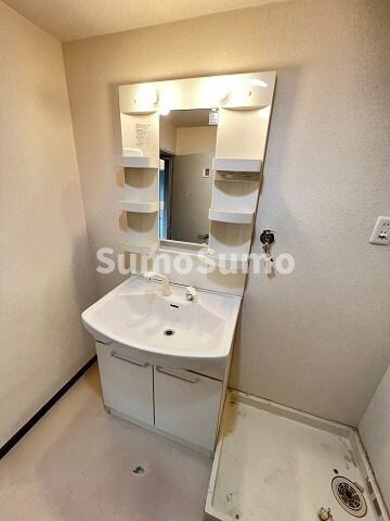 物件内観写真12　(独立洗面台あり、毎朝おしゃれに忙しい女性の方におすすめです)