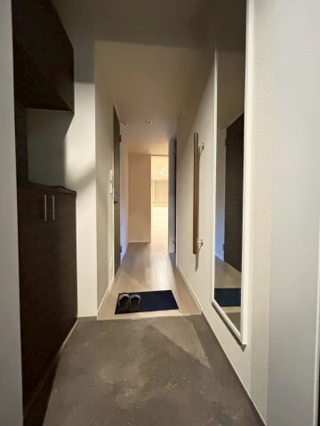 物件内観写真2　(収納もある玄関です)