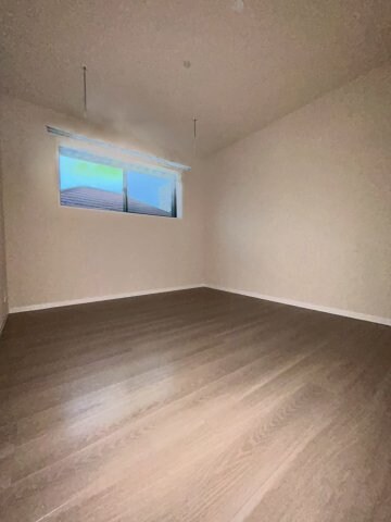 物件内観写真9　(広くて明るい寝室)