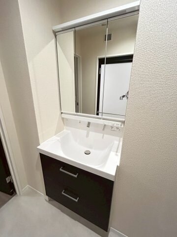 物件内観写真12　(広い洗面スペース)