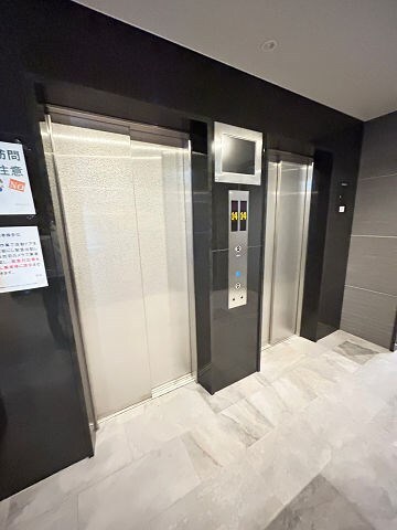 物件内観写真5　(忙しい朝に嬉しいエレベーター2基。)