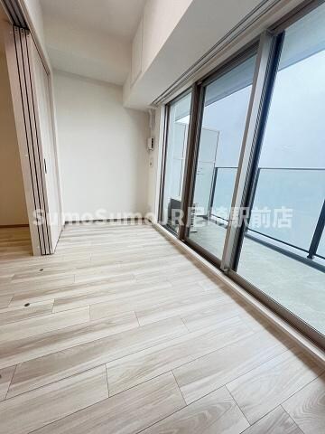 物件内観写真21　(開放的な寝室です)