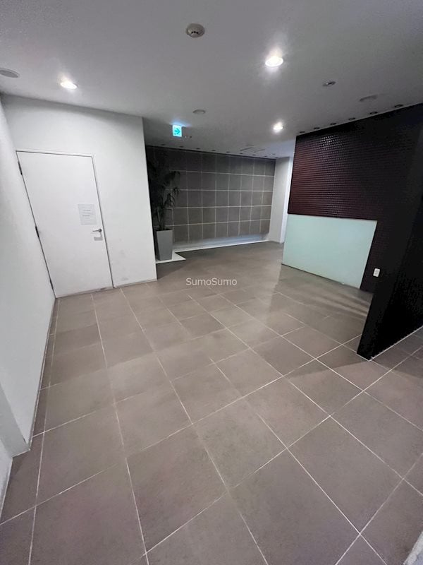 物件外観写真3　(落ち着いたロビーです)