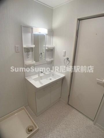 物件内観写真9　(朝の支度にも助かる、独立の洗髪洗面化粧台)