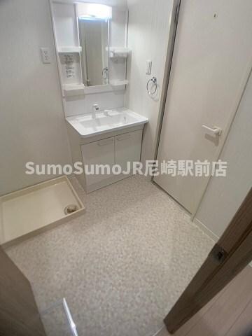 物件内観写真16　(明るい洗面所です)