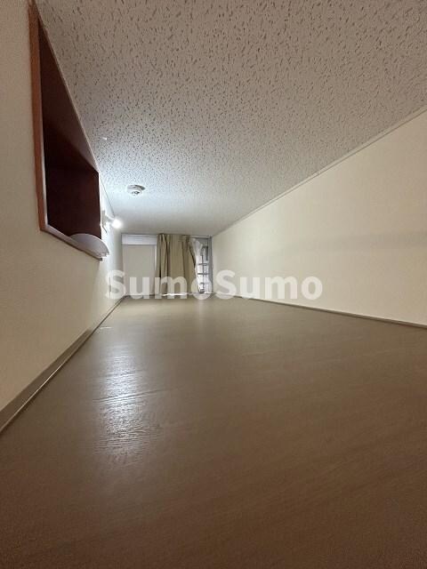 物件内観写真5　(広くて明るい寝室)