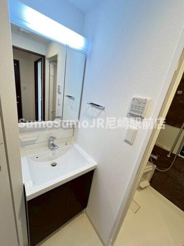 物件内観写真13　(朝の身支度には欠かせない独立洗面化粧台)