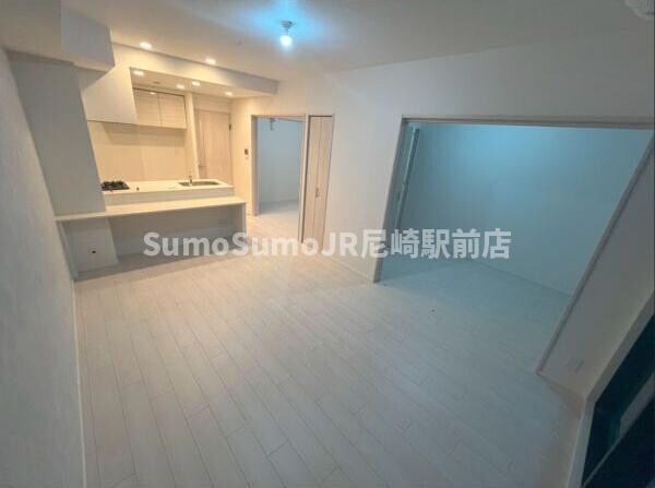 物件内観写真4　(こちらのリビングで趣味の時間をお楽しみください)