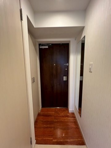 物件内観写真5　(収納もある玄関です)