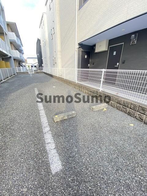 物件外観写真5　(駐車場があるので、車を買う予定の方も安心です)
