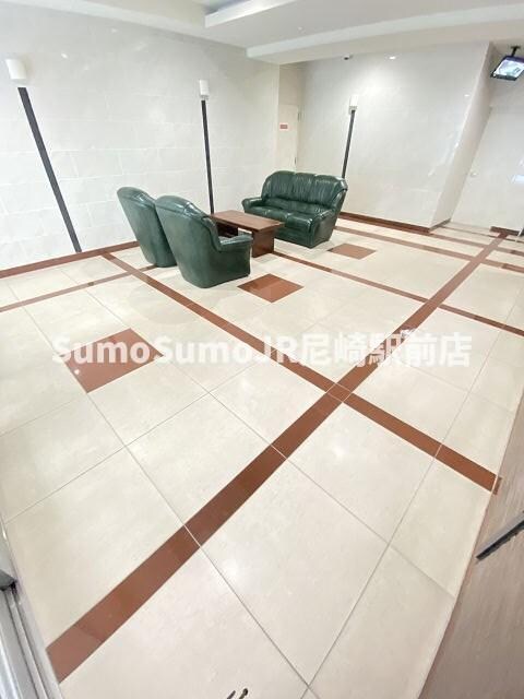 物件外観写真3　(清潔なロビーです)