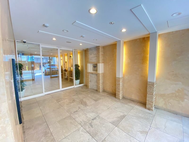 物件外観写真2　(清潔なエントランスです)