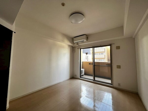 寝室(落ち着いて過ごせるお部屋なので、寝室にいかがでしょうか)
