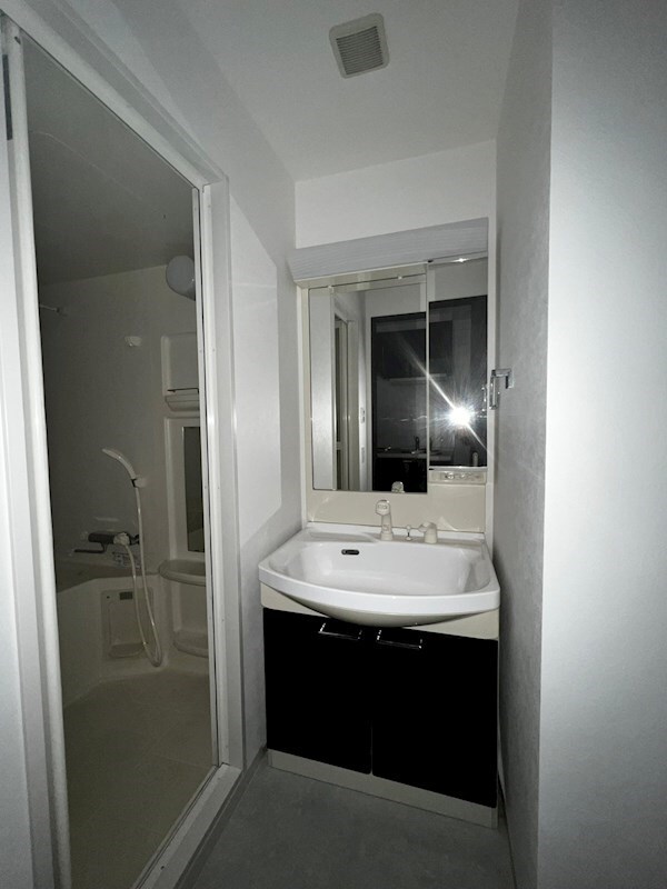 物件内観写真10　(ゆったりとスペースのある洗面所)