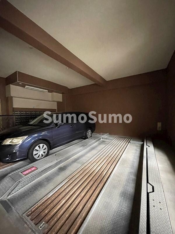 物件外観写真3　(車をお持ちの方に嬉しい駐車場付きの物件です)