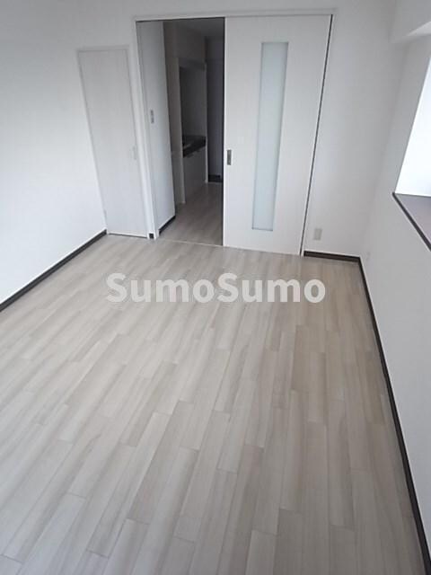 物件内観写真7　(開放的な寝室です)