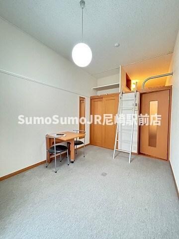 物件内観写真5　(ゆったりとした居間です)