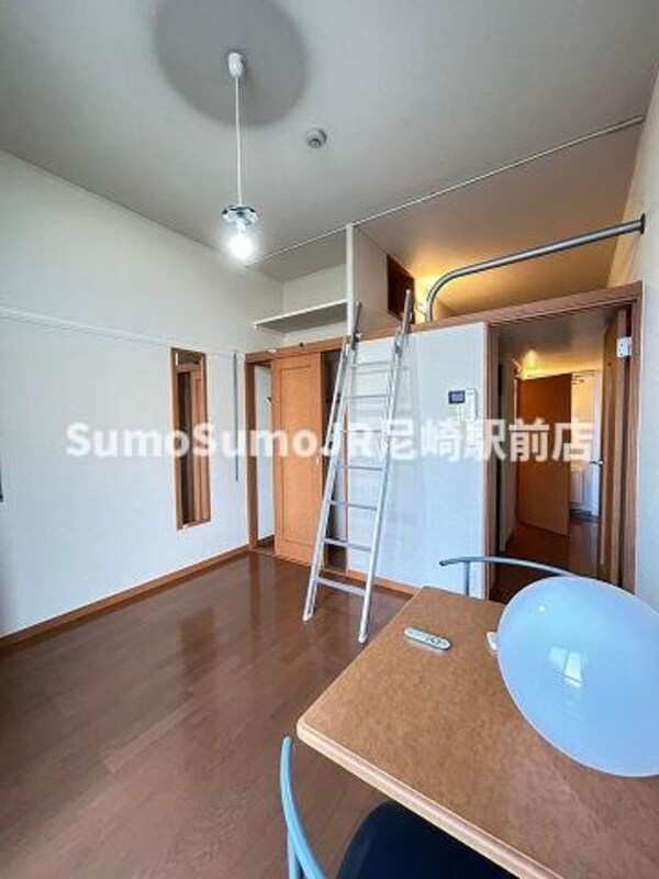 居室(こちらの居間で趣味の時間をお楽しみください)