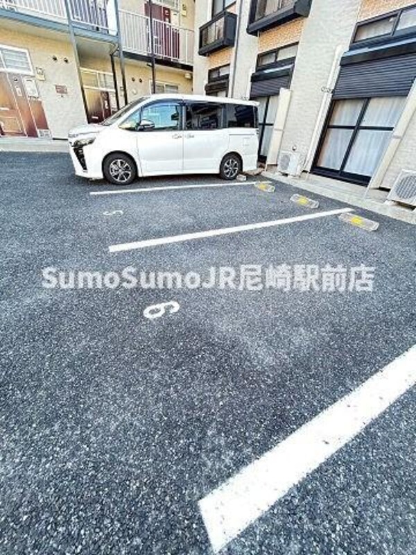 駐車場(駐車場に車を止められます)