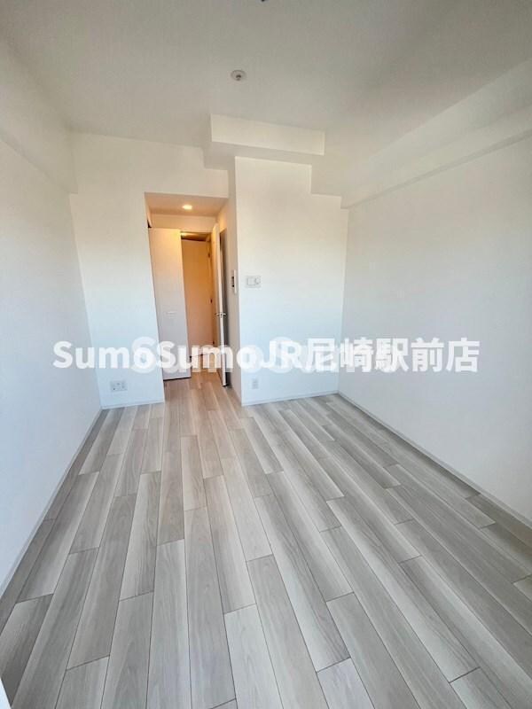 寝室(落ち着いた色調の寝室です)