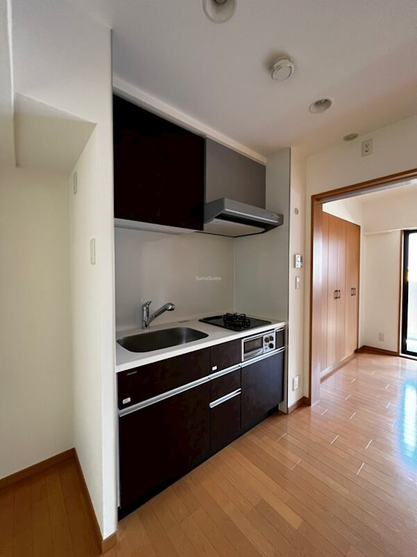 物件内観写真7　(コンパクトなキッチンで掃除もラクラク)