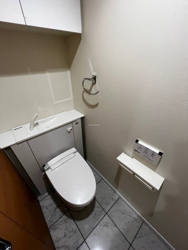 物件内観写真11　(ゆったりとした空間のトイレです)