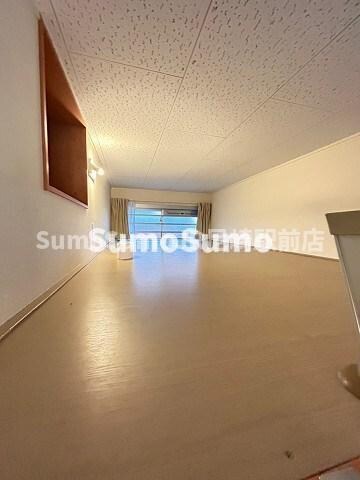 物件内観写真6　(広くて明るい寝室)