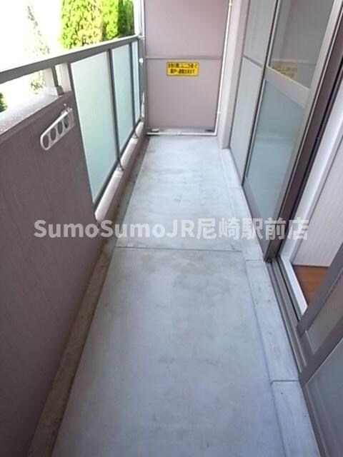 物件内観写真10　(開放的で明るい空間を演出してくれるバルコニーです)