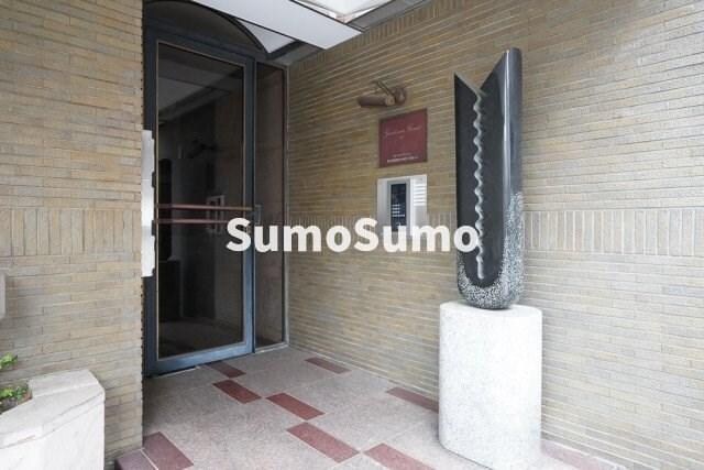 物件外観写真2　(落ち着いたエントランスです)