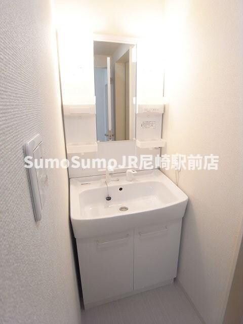 物件内観写真12　(朝の身支度には欠かせない独立洗面化粧台)