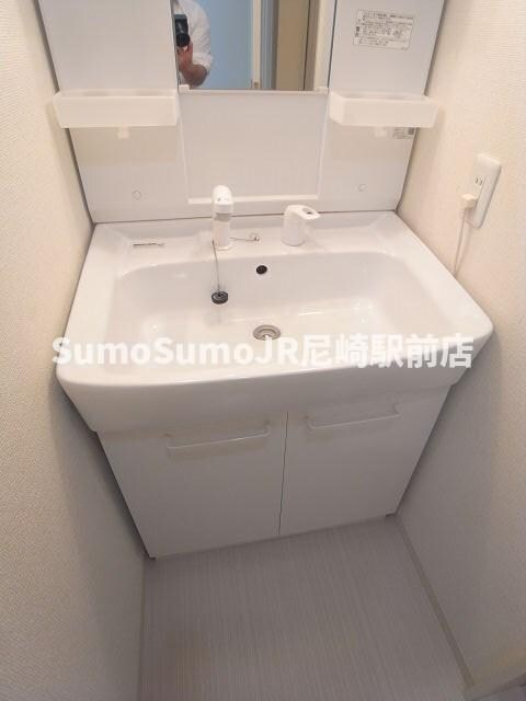 物件内観写真22　(ゆったりとスペースのある洗面所)